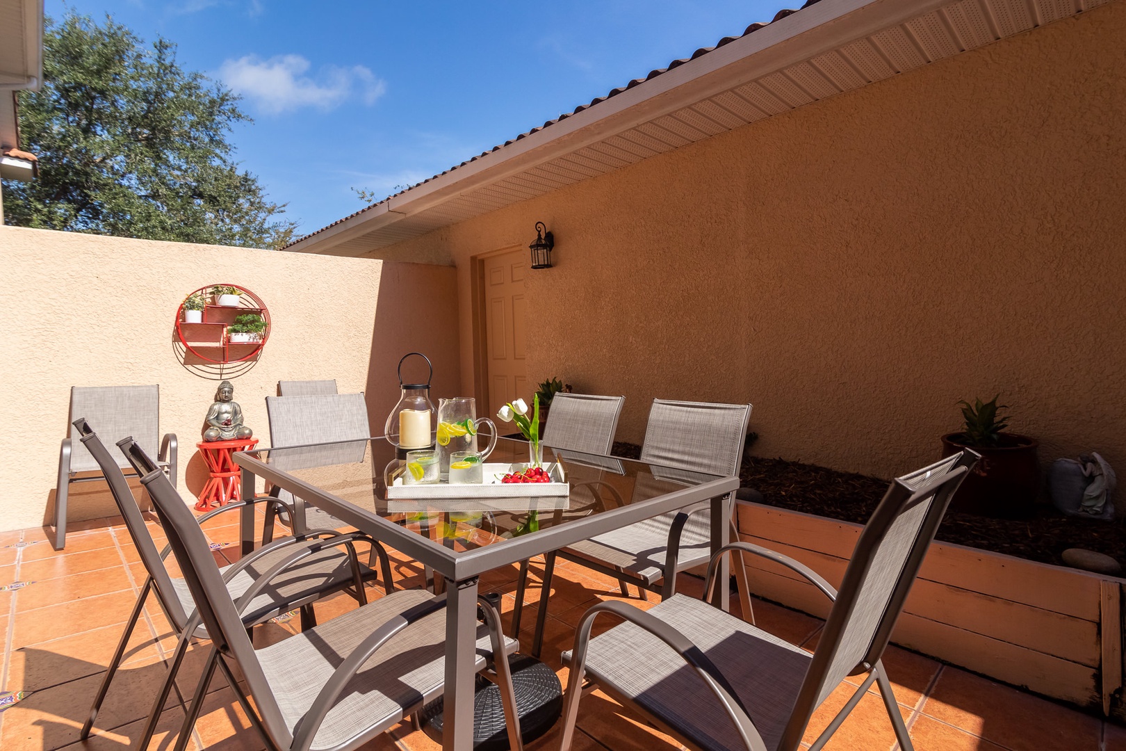 Outdoor dining for up to 8 guests