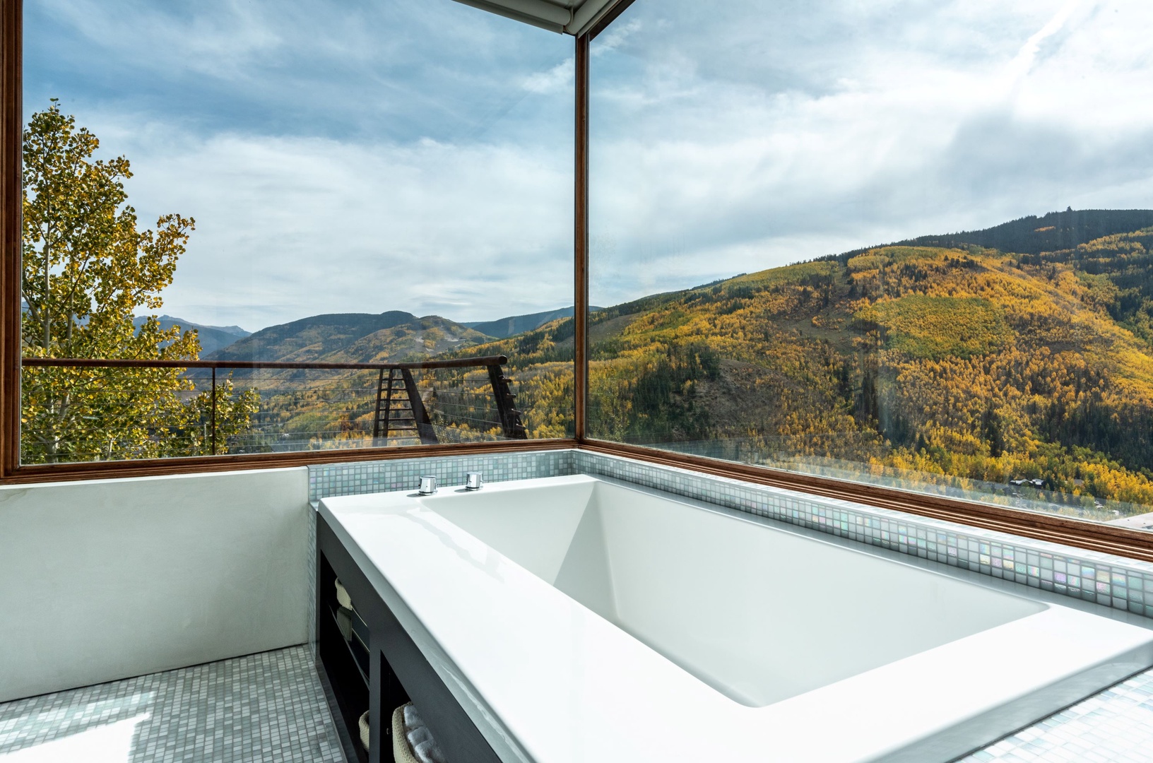 Take in the spectacular views from every angle of the 3rd-floor king ensuite