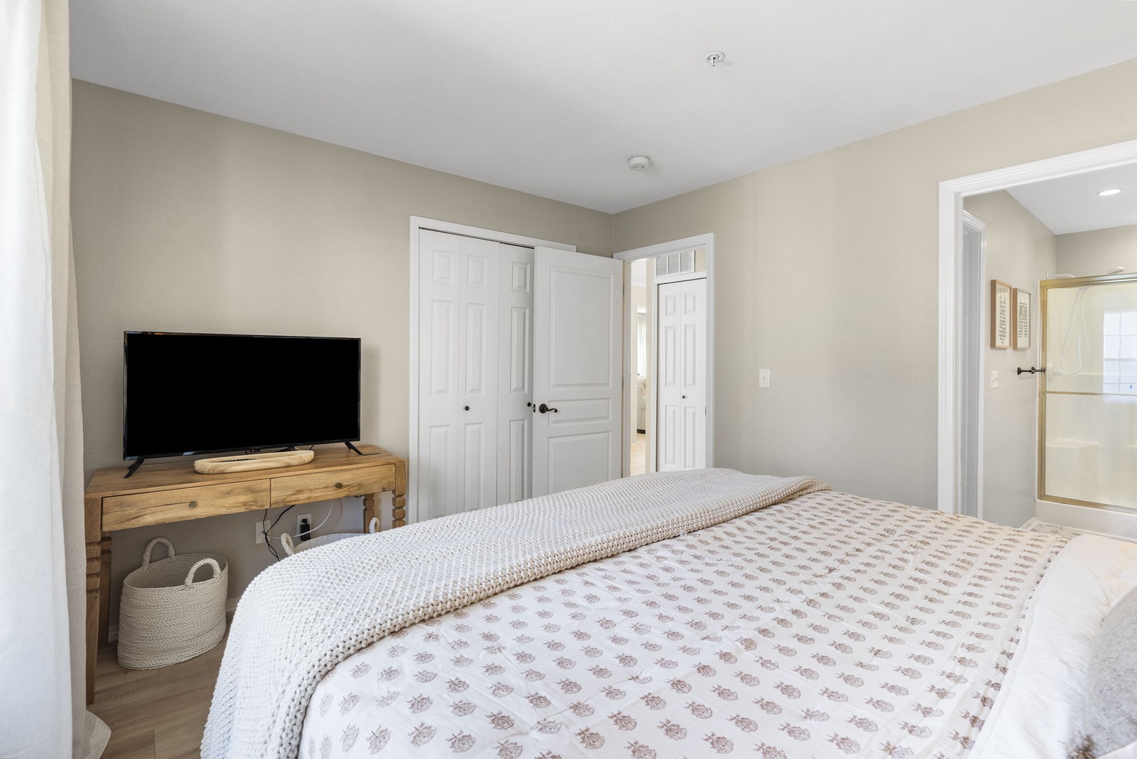 The second king bedroom offers guests a TV & private en suite bathroom