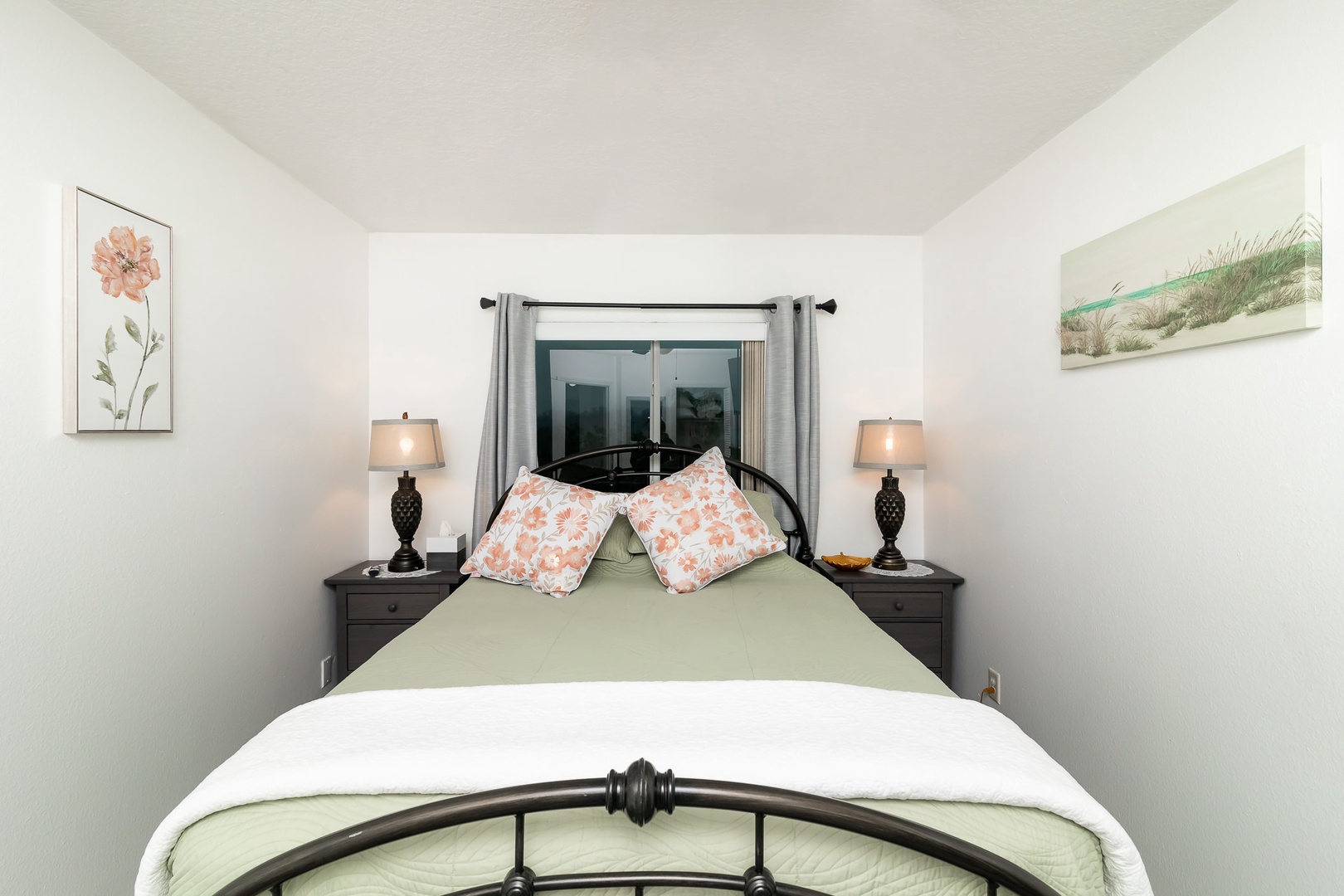 Bedroom 2 with Queen bed and TV (2nd floor)