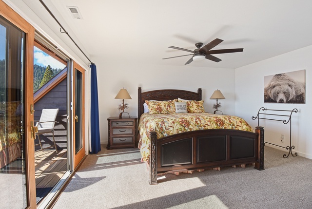 Main bedroom: King bed w/ Smart TV, balcony, lake view, and en suite bathroom (3rd floor)
