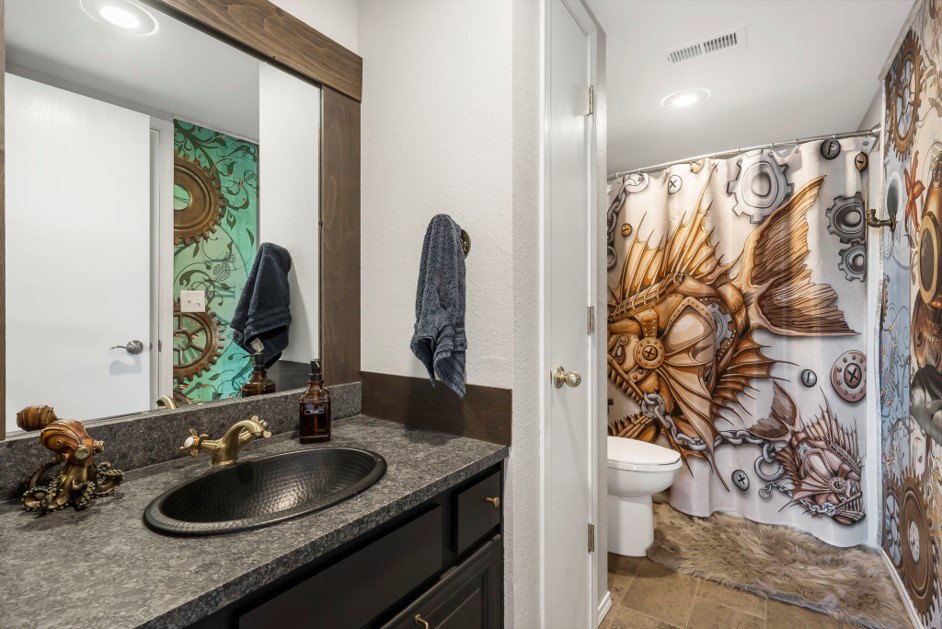 En Suite Bathroom offering a spacious Single Vanity & Shower/Tub Combo
