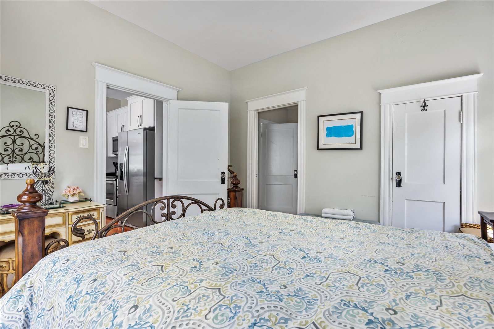 Unit B – The master bedroom offers a regal queen bed & large windows