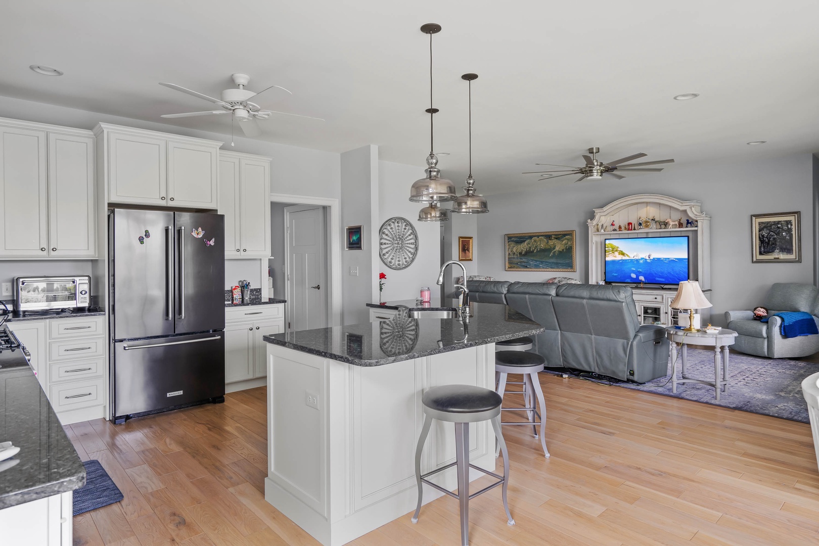 Kitchen bar counter with seating for 4