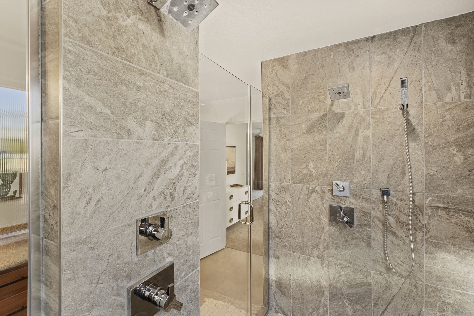 En-suite bathroom with dual sinks and walk-in shower