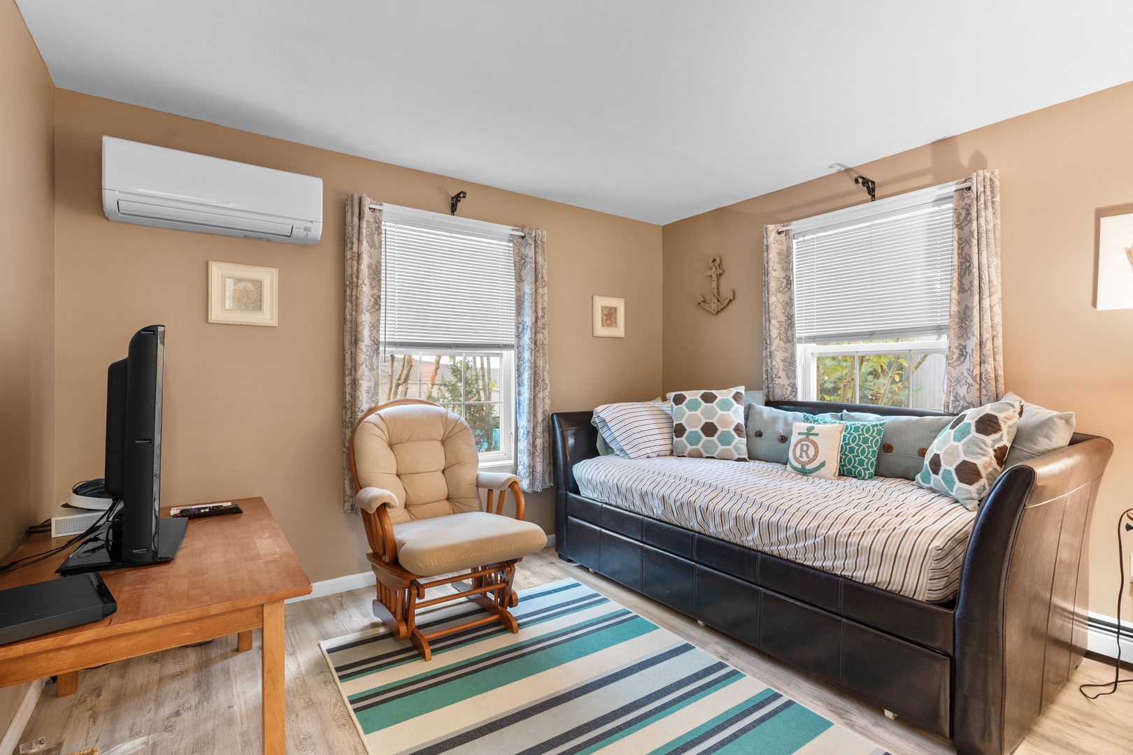 This 2nd floor bedroom offers a Smart TV & twin bed with twin trundle
