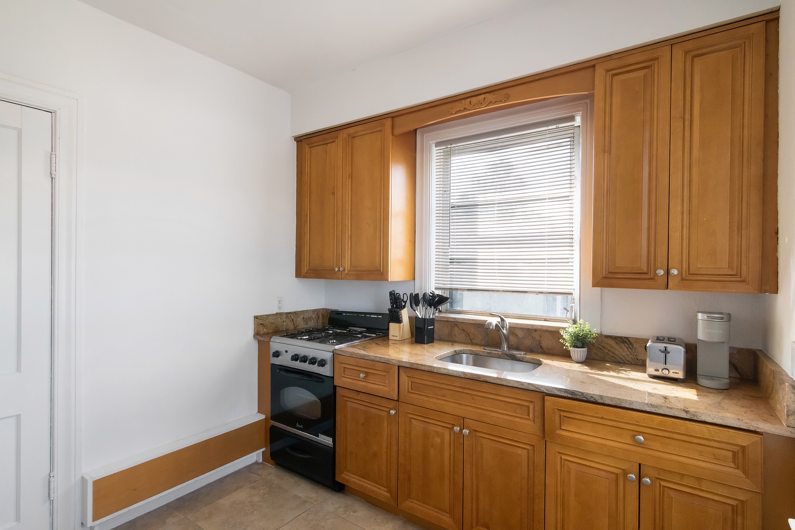 This ground-level studio offers a sunny, well-equipped kitchen
