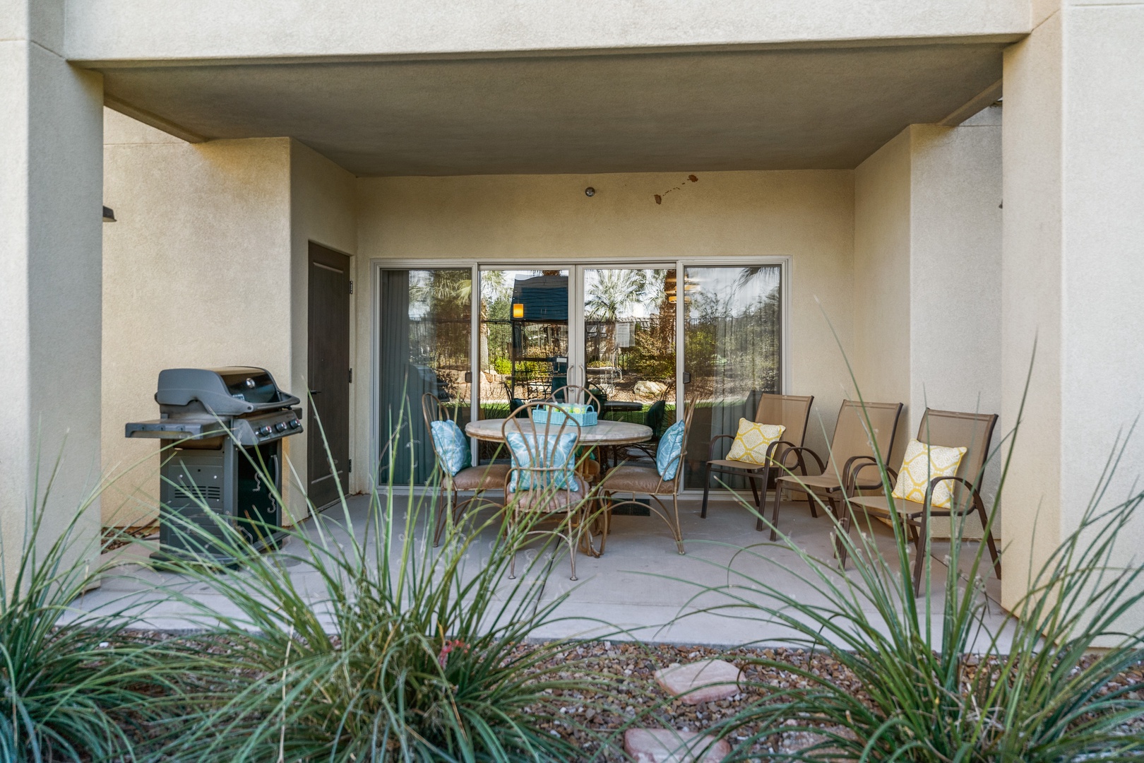 Veranda with outdoor dining