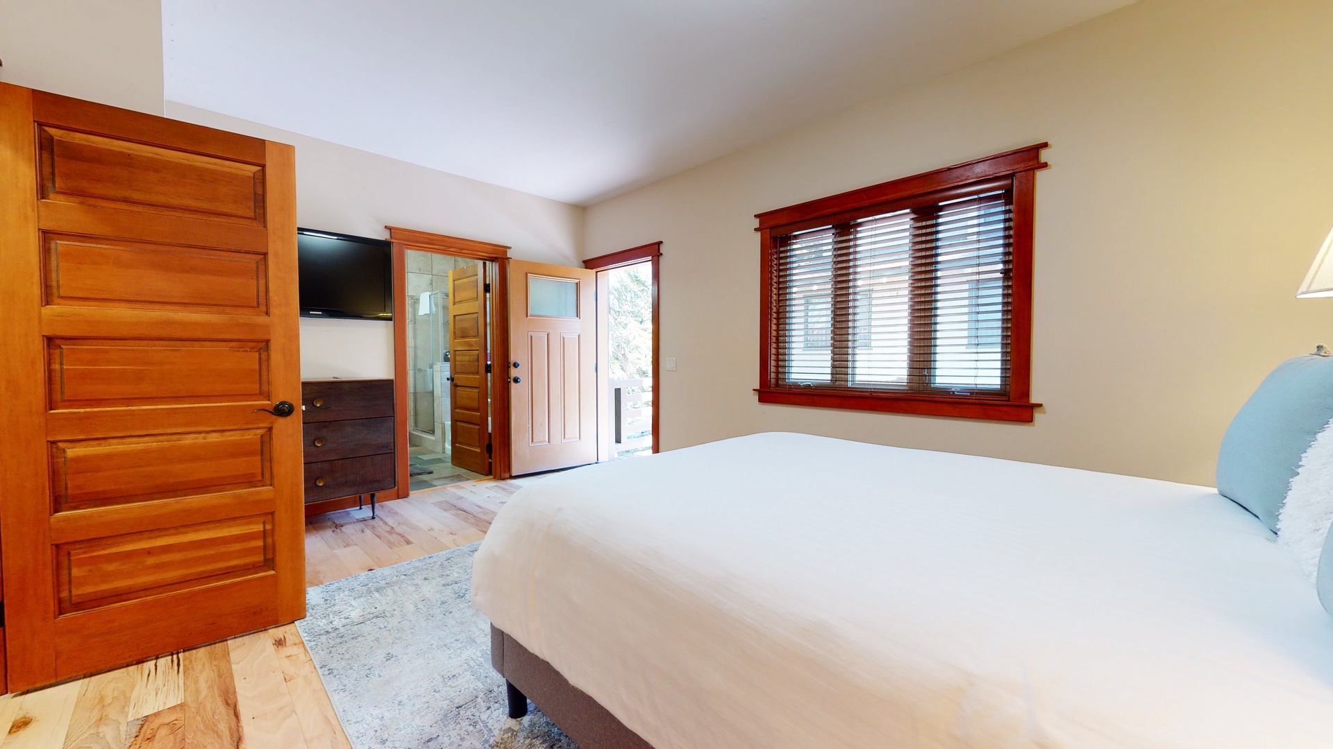 Main bedroom: Queen bed with TV, balcony access and en suite bathroom (2nd floor)