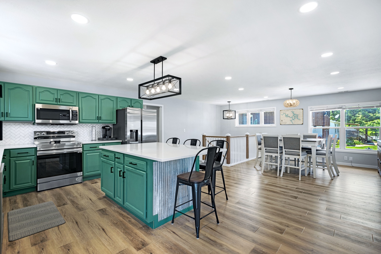 Fully equipped kitchen with counter seating