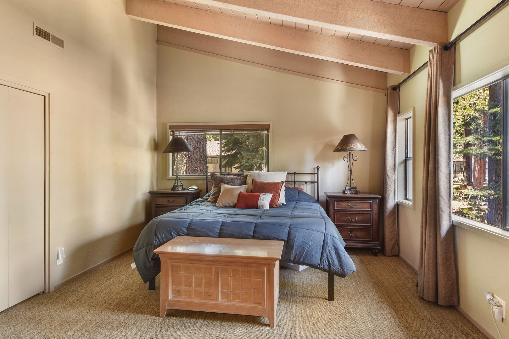 Master bedroom: King bed with Smart TV and en suite bathroom