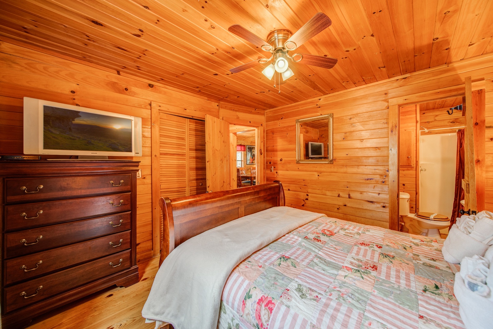 (Main Cabin) Queen Bedroom with En Suite Bathroom and TV