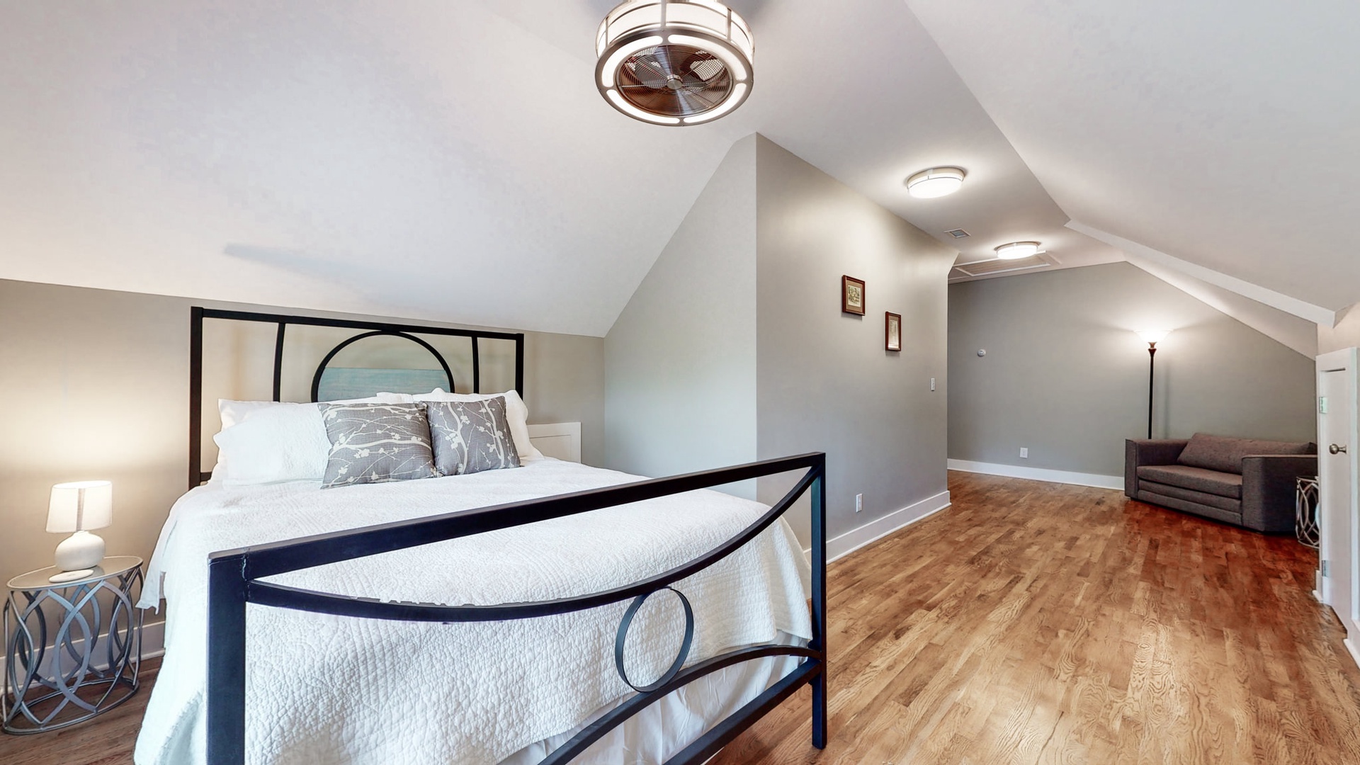 3rd bedroom: Queen bed