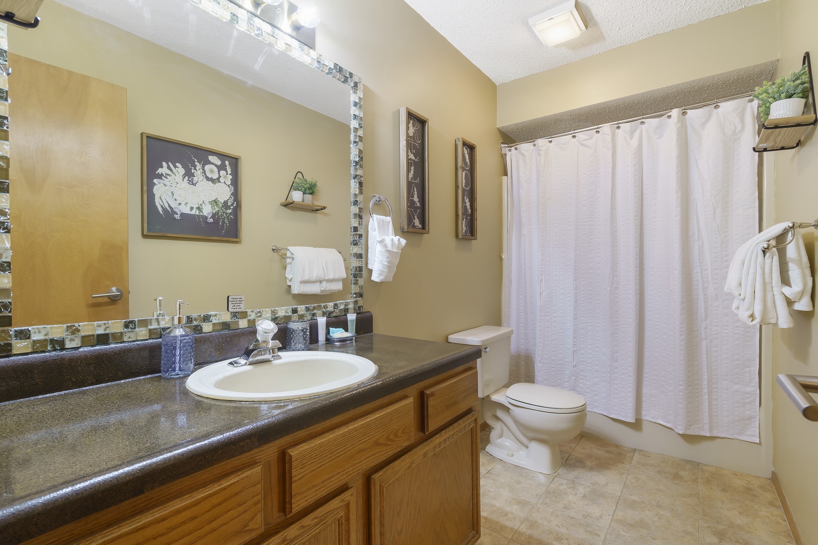 Bathroom 1 private en-suite with shower/tub combo (unit 7)