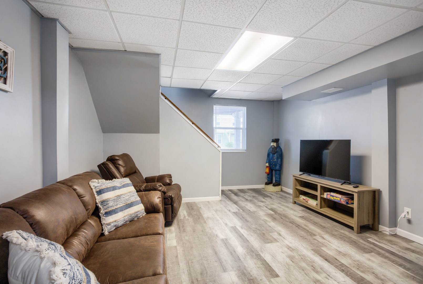 Downstairs living room with sofa sleeper