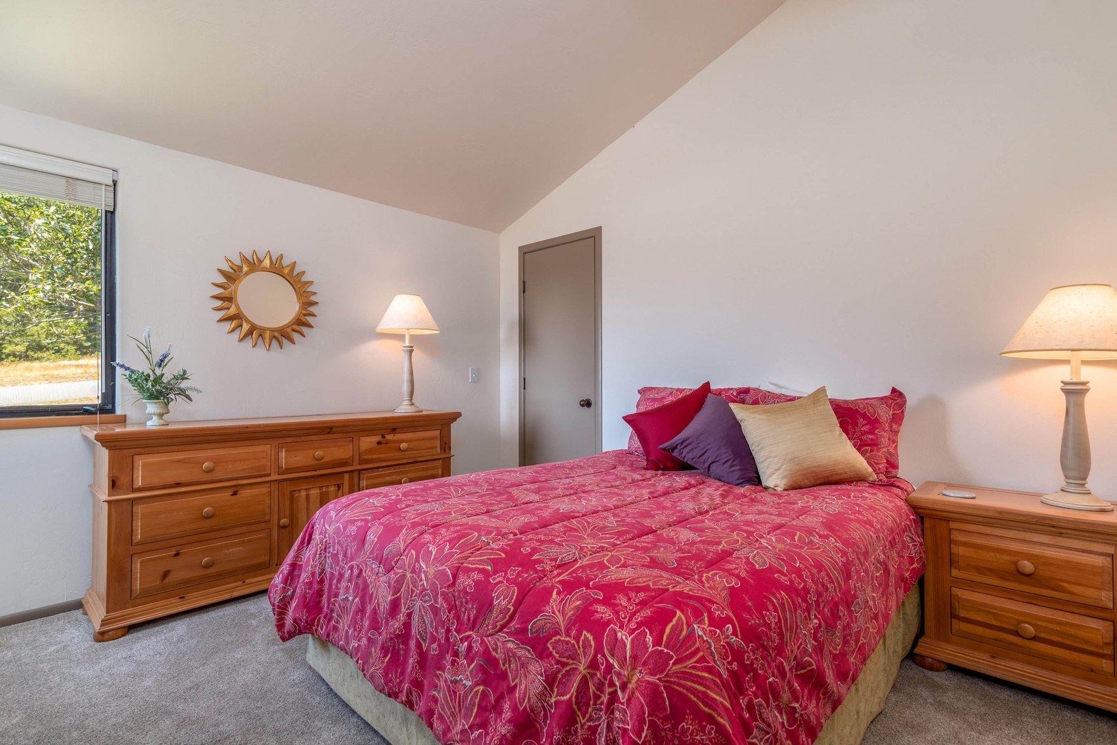 2nd bedroom: Queen bed