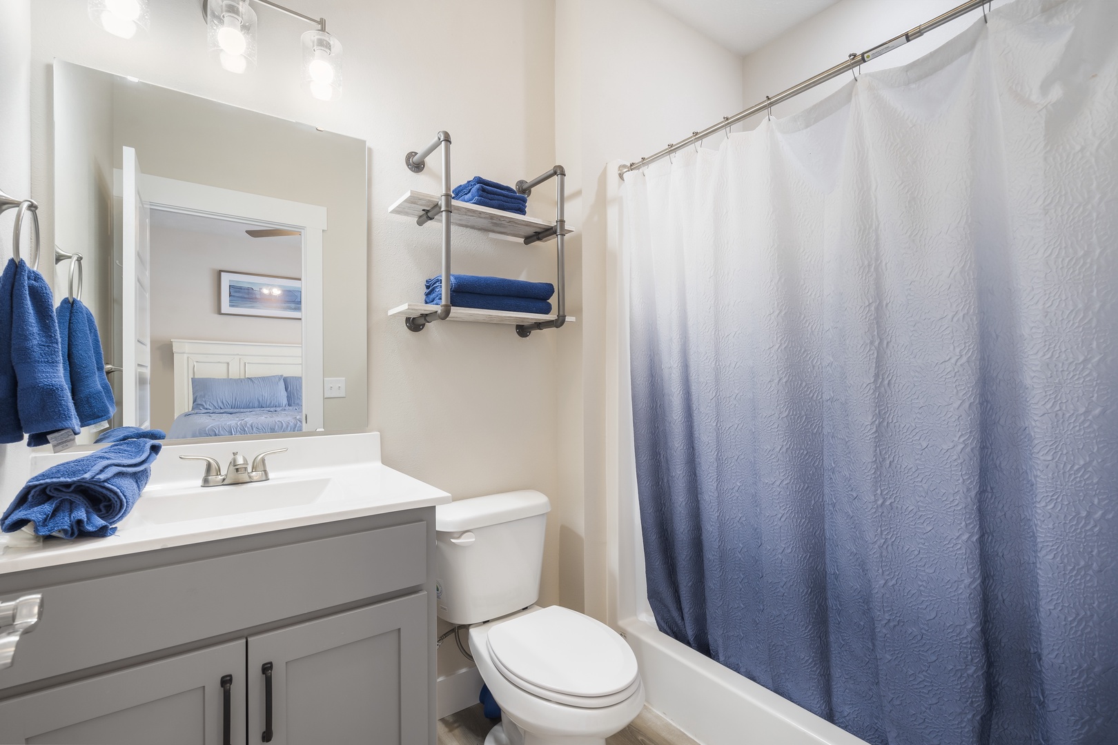 Bathroom 1 en-suite with shower/tub combo (Main floor)