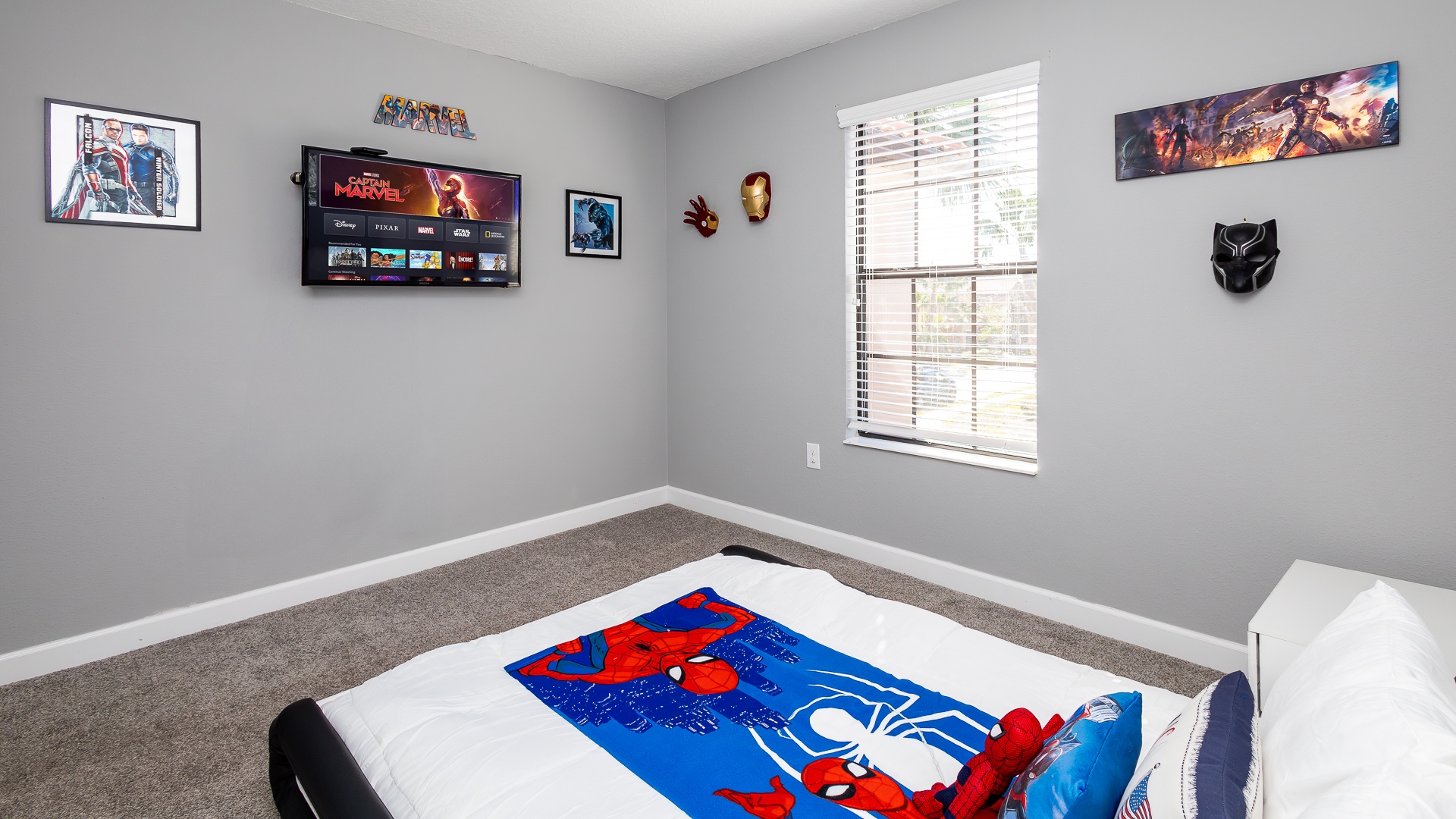 Sleep like a superhero in this vibrant Marvel deco bedroom with a full-size bed!