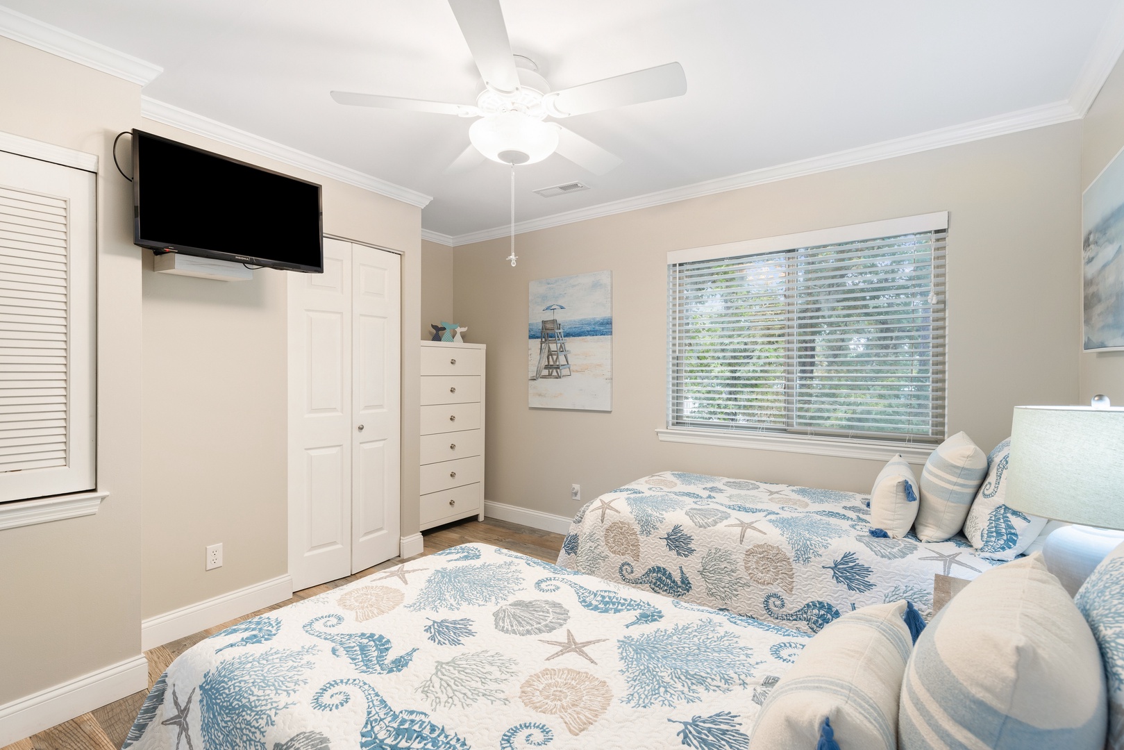 Bedroom 1 with 2 twin beds, Smart TV, and ensuite