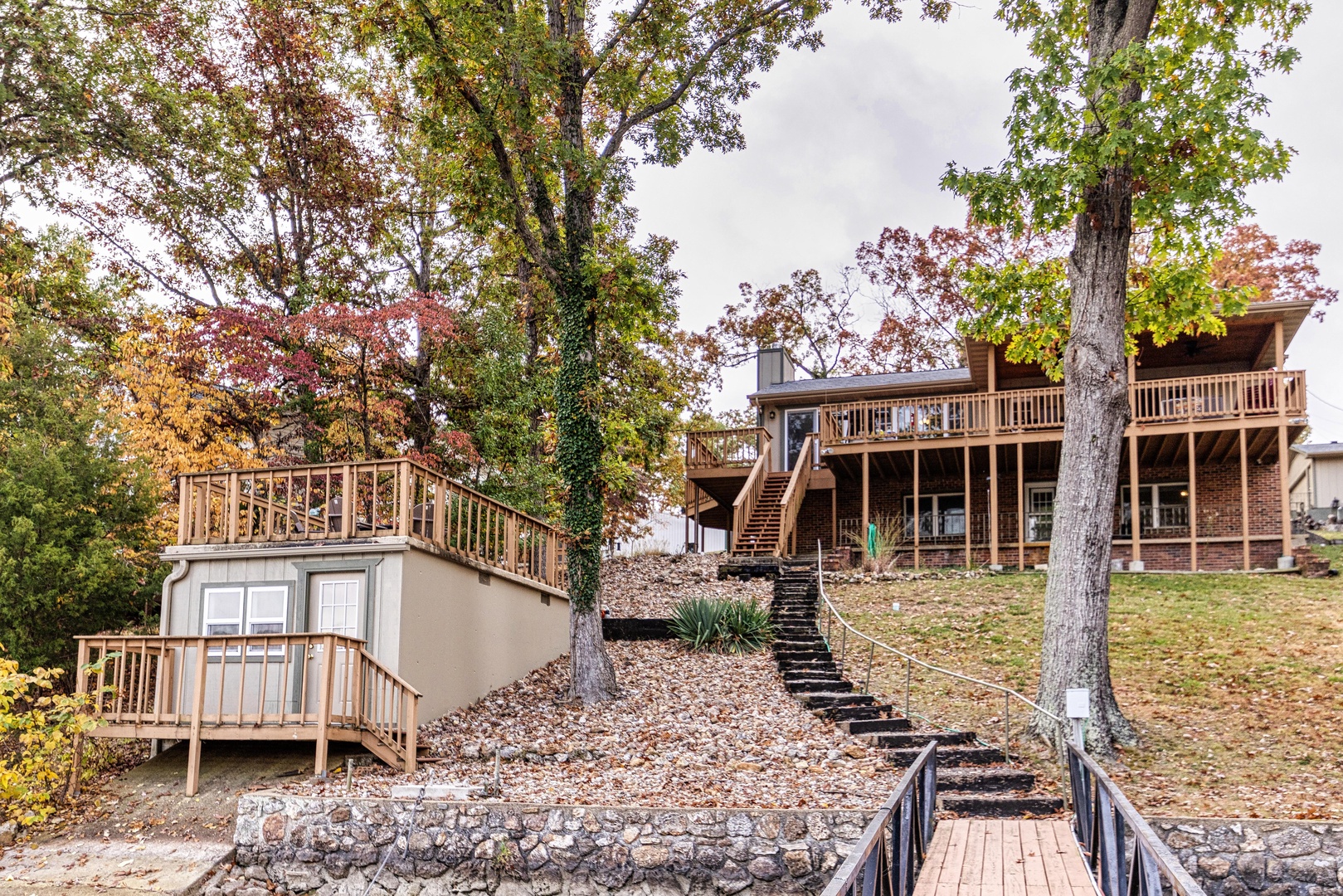Take a stroll down the backyard steps to find yourself lakeside!