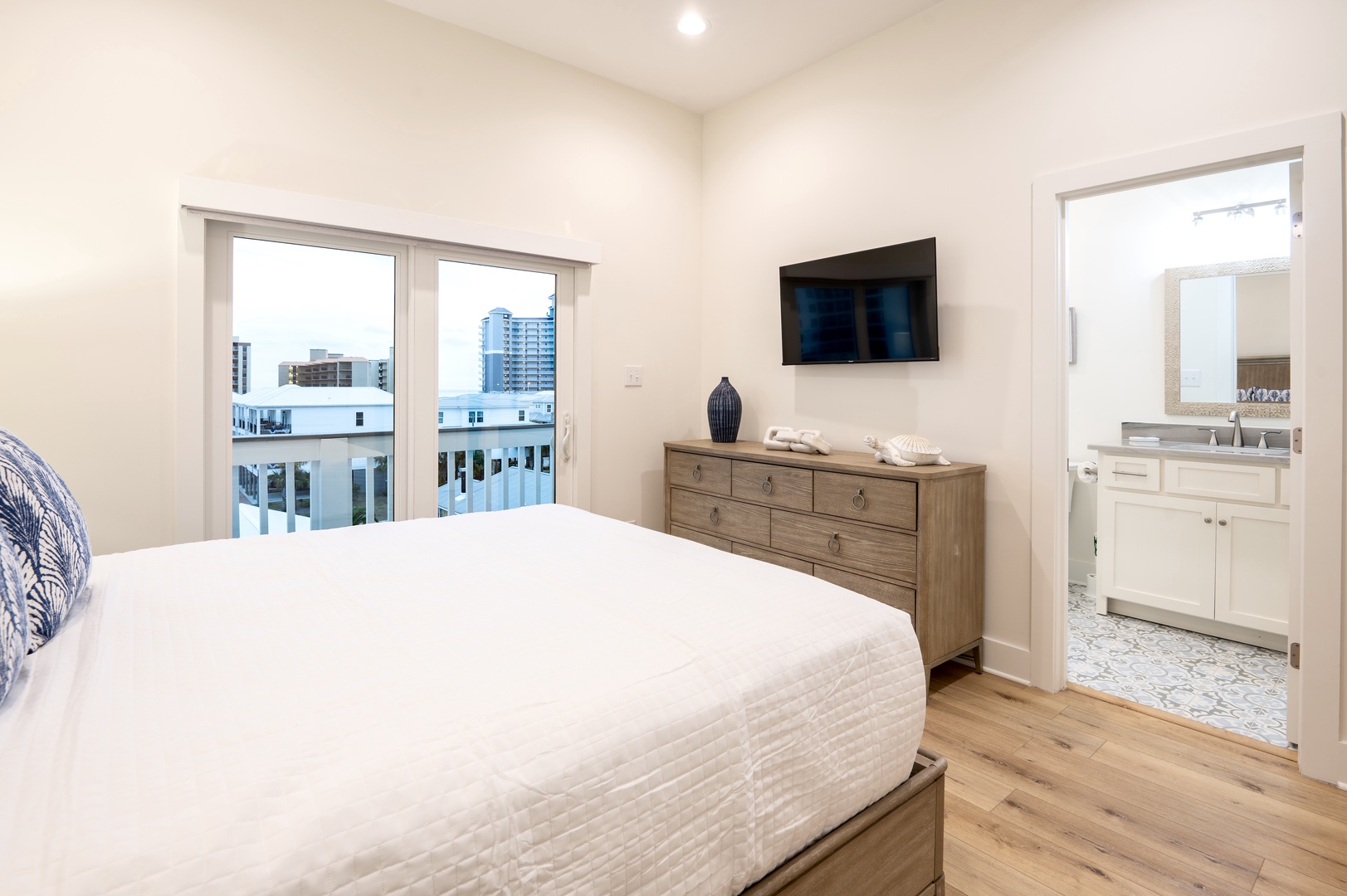4th floor - Bedroom 7 with Queen bed, Smart TV, balcony, and en-suite