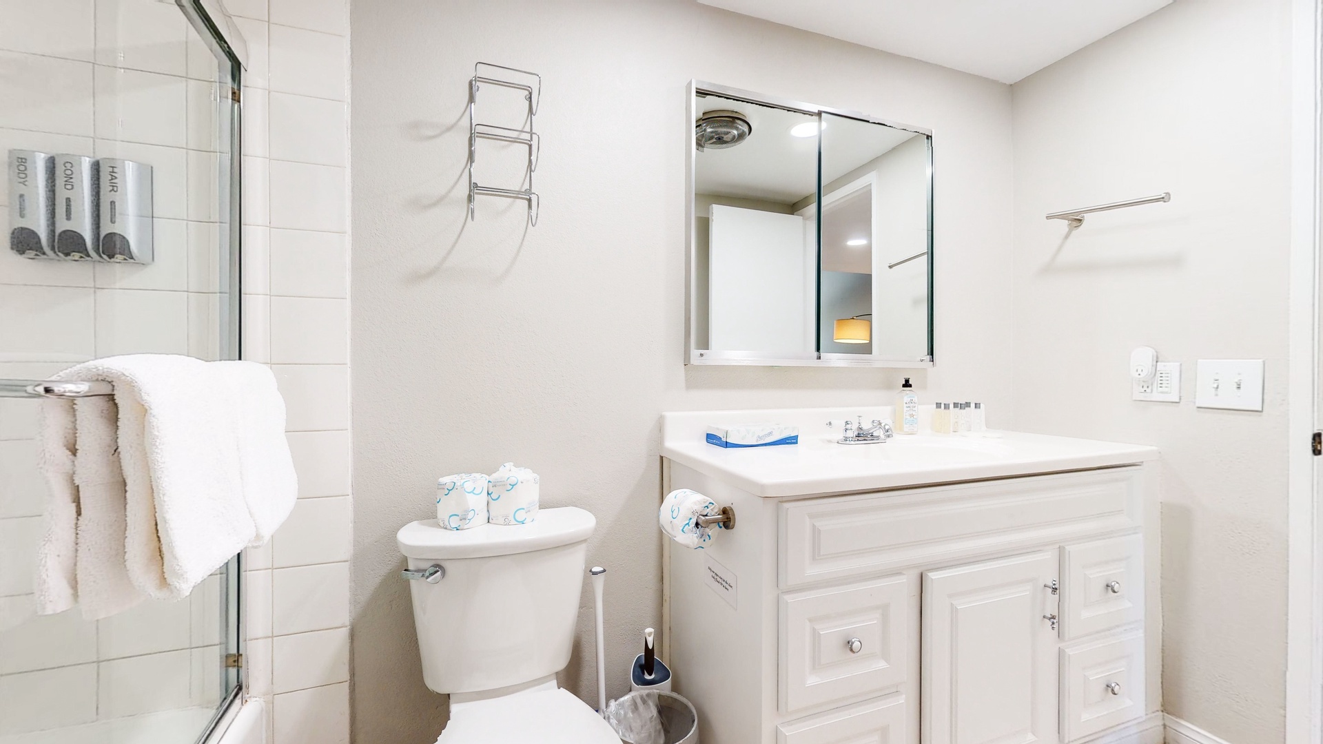 Shared bathroom 2 with shower tub combo