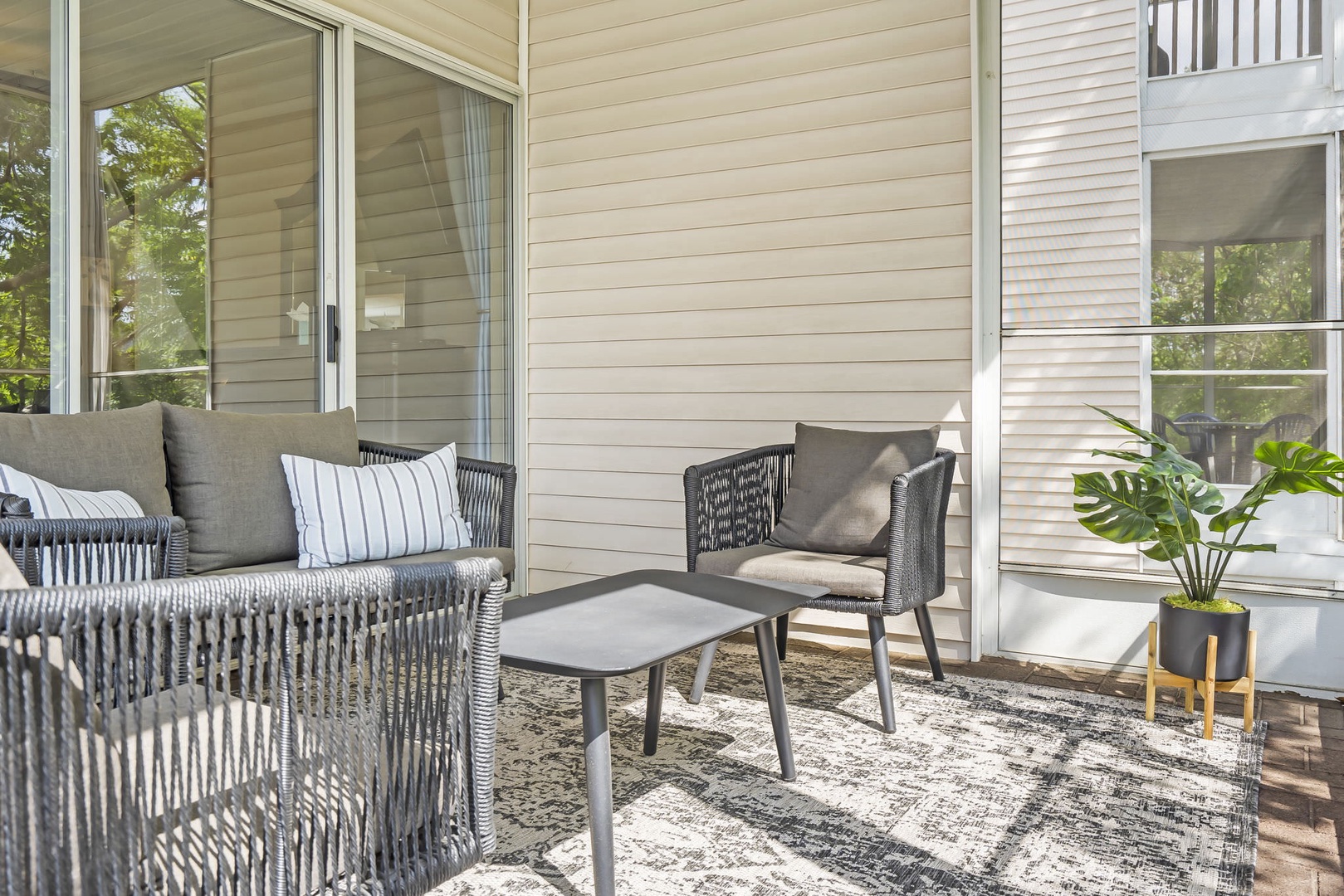 Screened-in Porch with Outdoor Seating