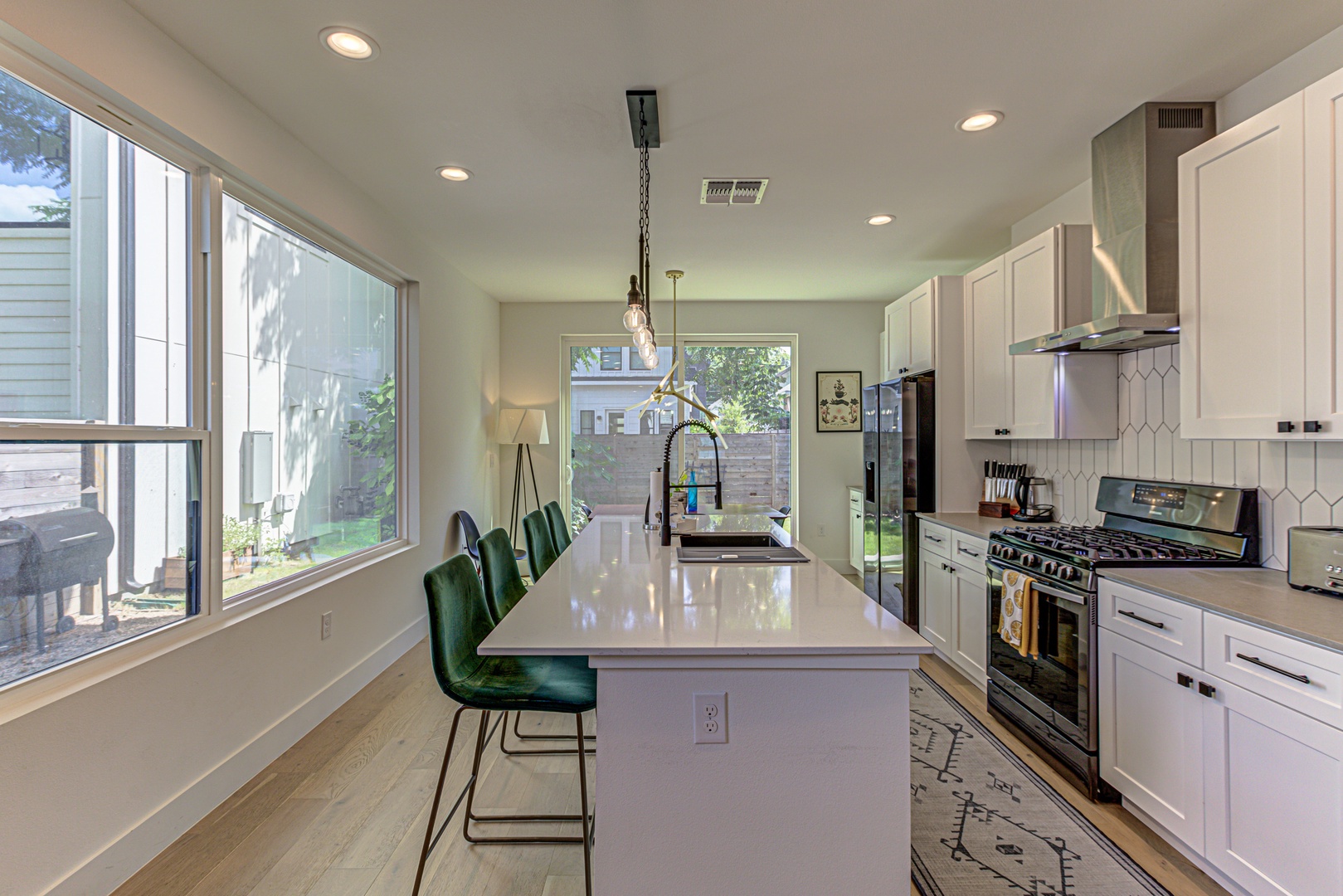 Full kitchen with island seating for 4