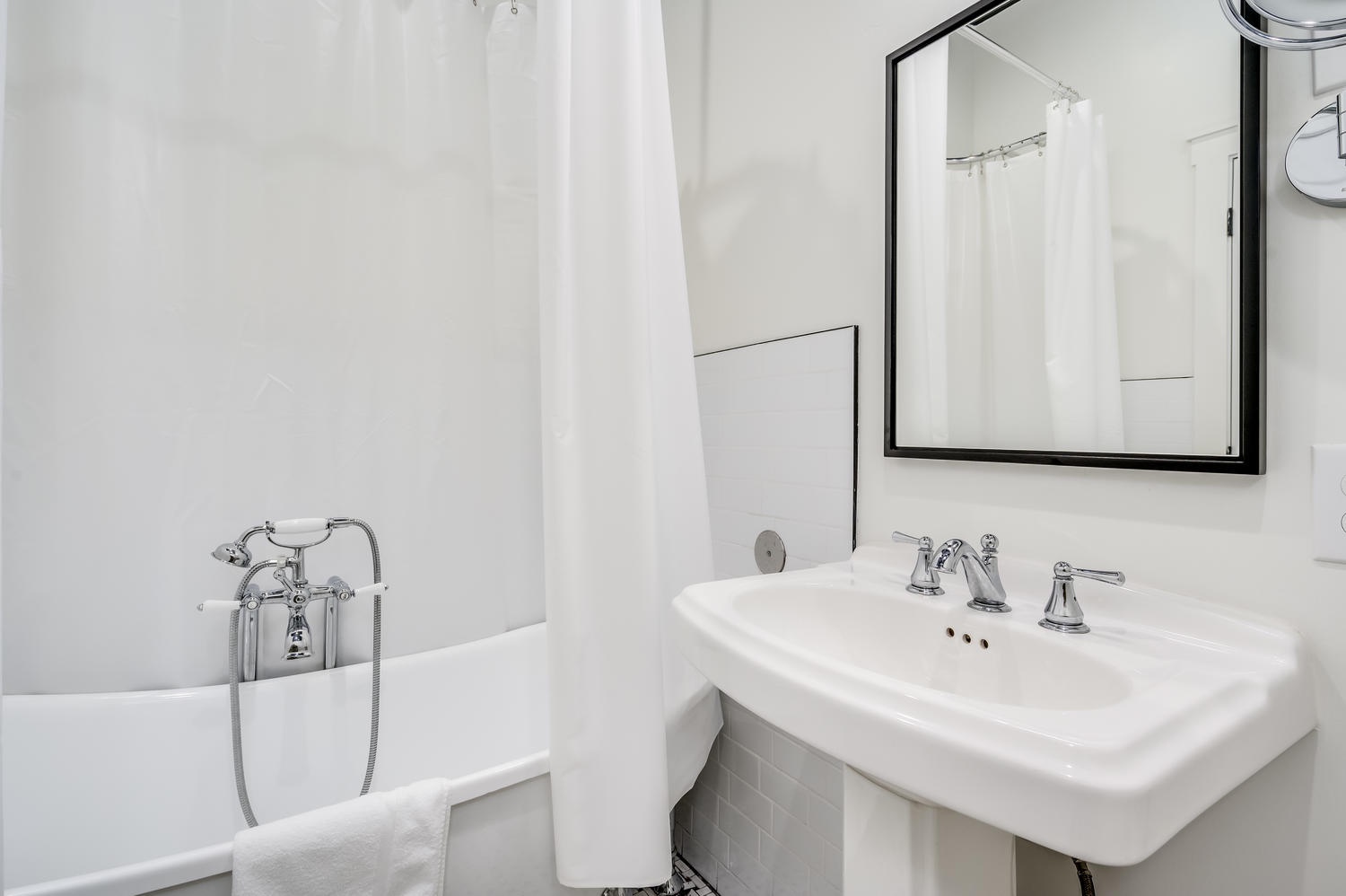 Suite 101 – The chic En Suite Bathroom offers a pedestal sink with makeup mirror and luxurious Claw-Foot Tub