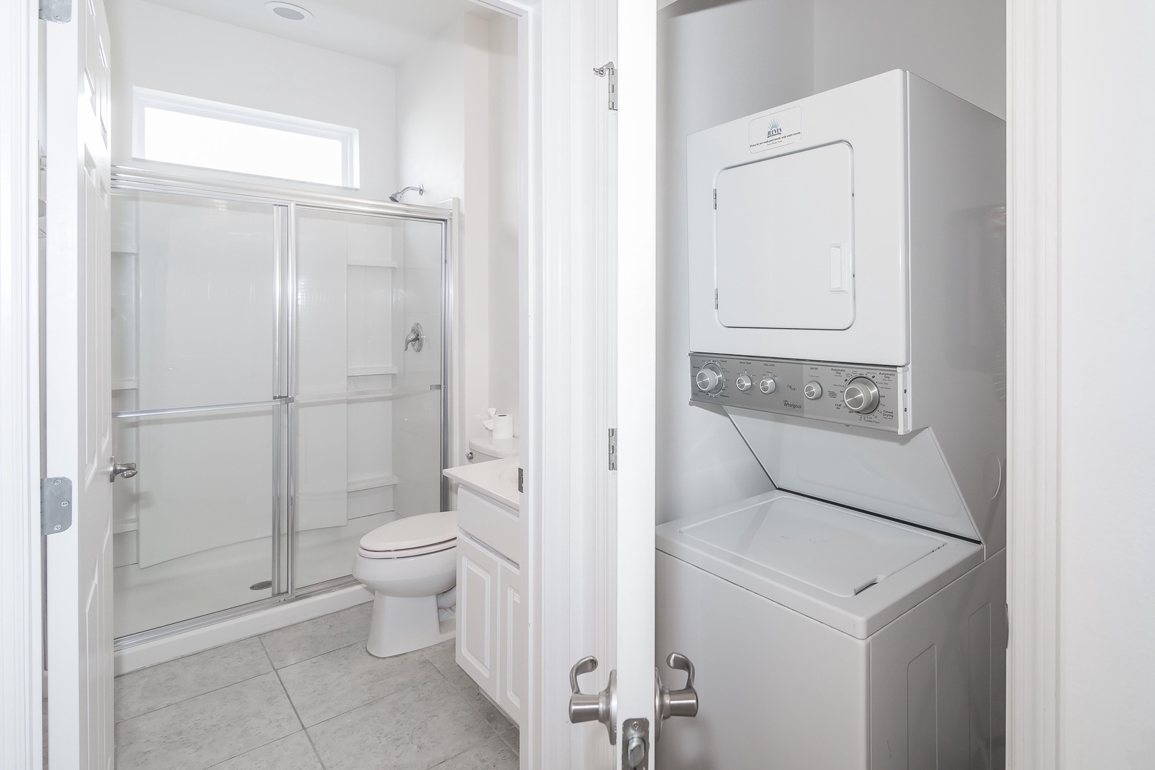 shared bathroom with stand up shower (Bathroom 1,1st floor)
