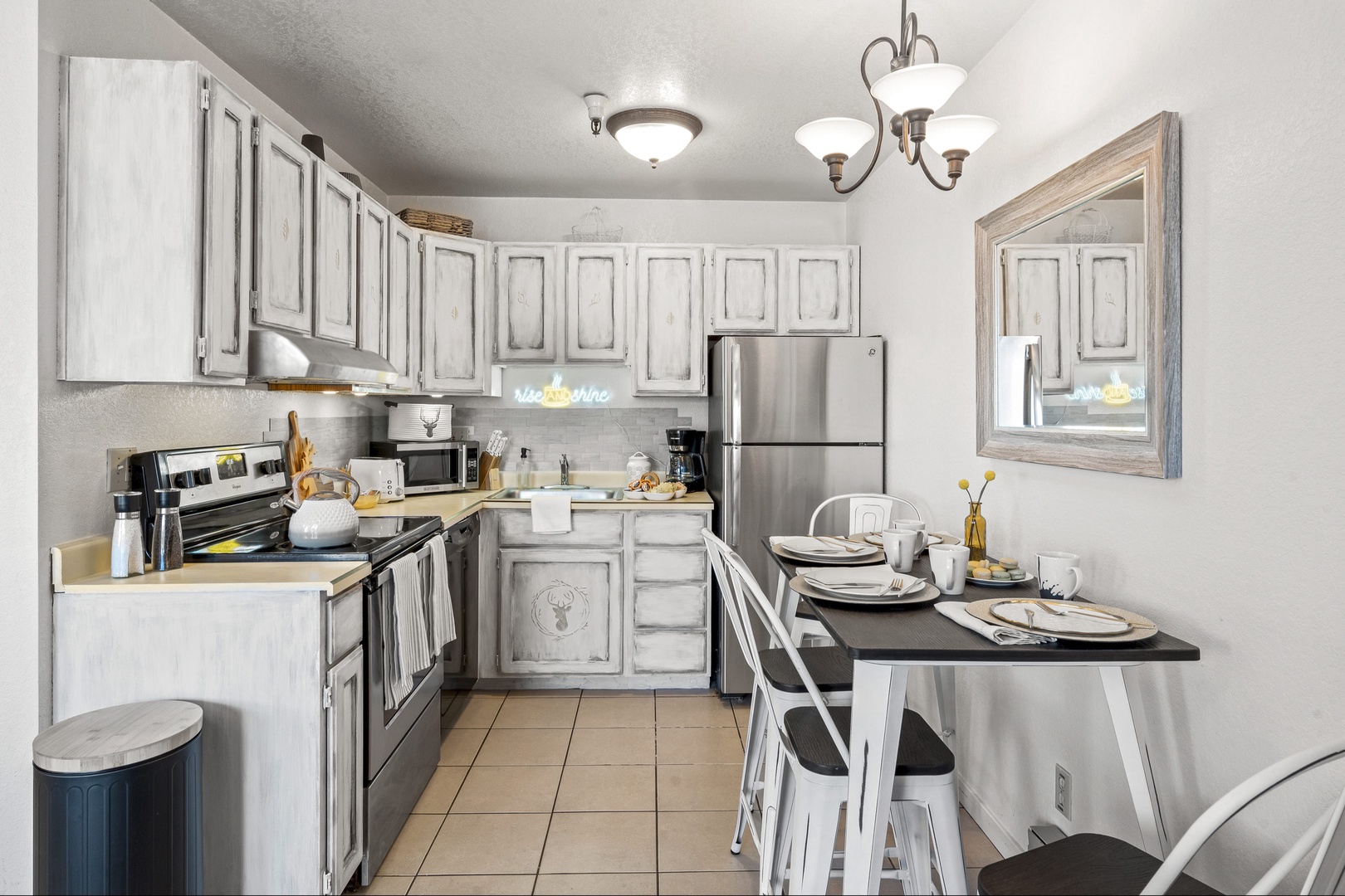 Fully Equipped Kitchen w/ Dining Table & Custom Paintwork