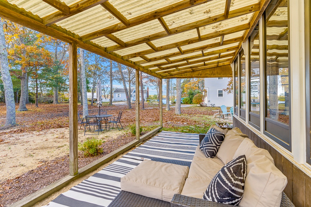 Screened-in Porch with ample seating