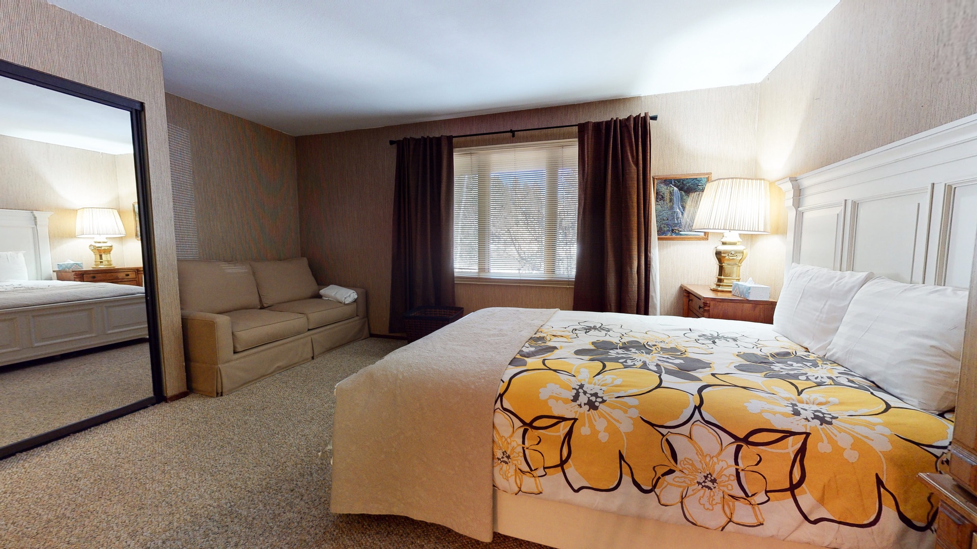 Master bedroom: Queen bed, sofa bed and en suite bathroom