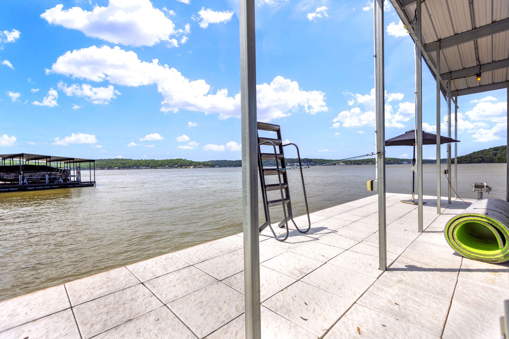 Dock with ladder and floating pad