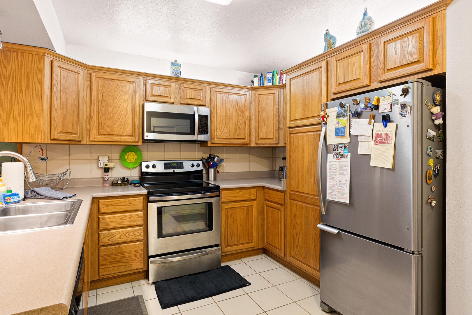 Enjoy homemade meals with the help of the fully equipped kitchen