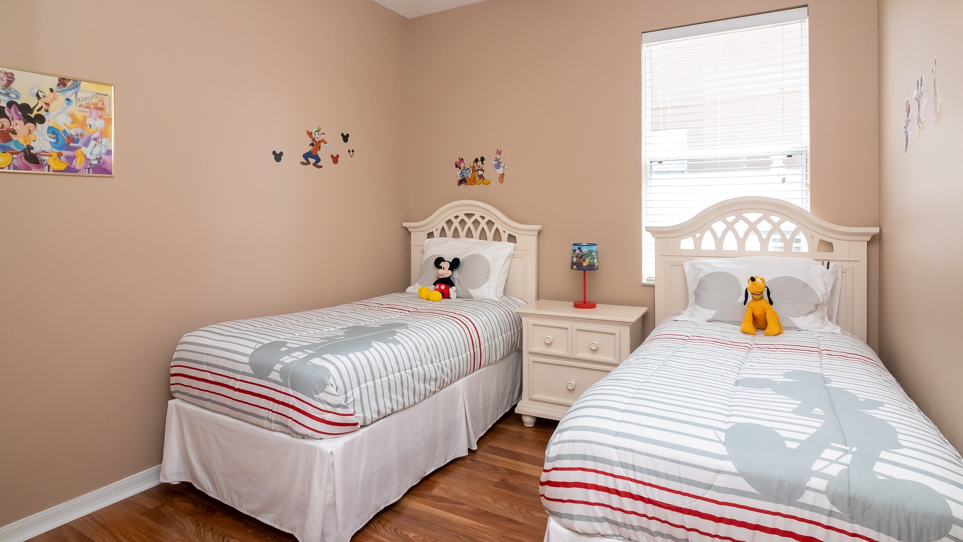 Kids Bedroom (2) with Twin Beds