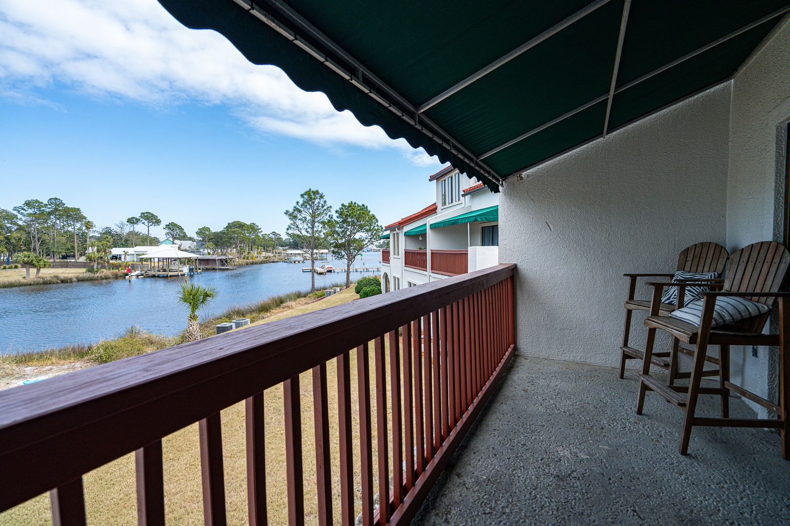 Step out onto the balcony & unwind with gorgeous water views on the balcony