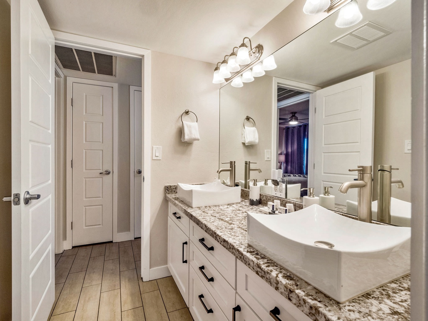 Bathroom #1 Shower/Tub Combo En-Suite to Bedroom #1