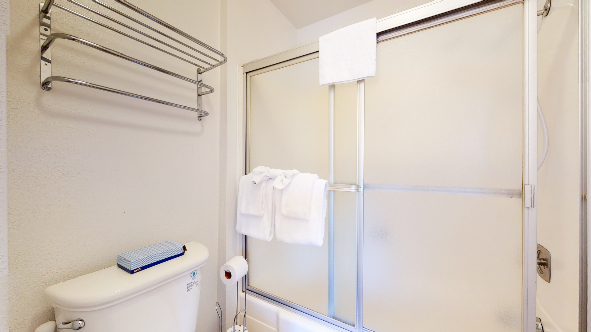 Bathroom 1 en-suite with shower/tub combo (1st floor)