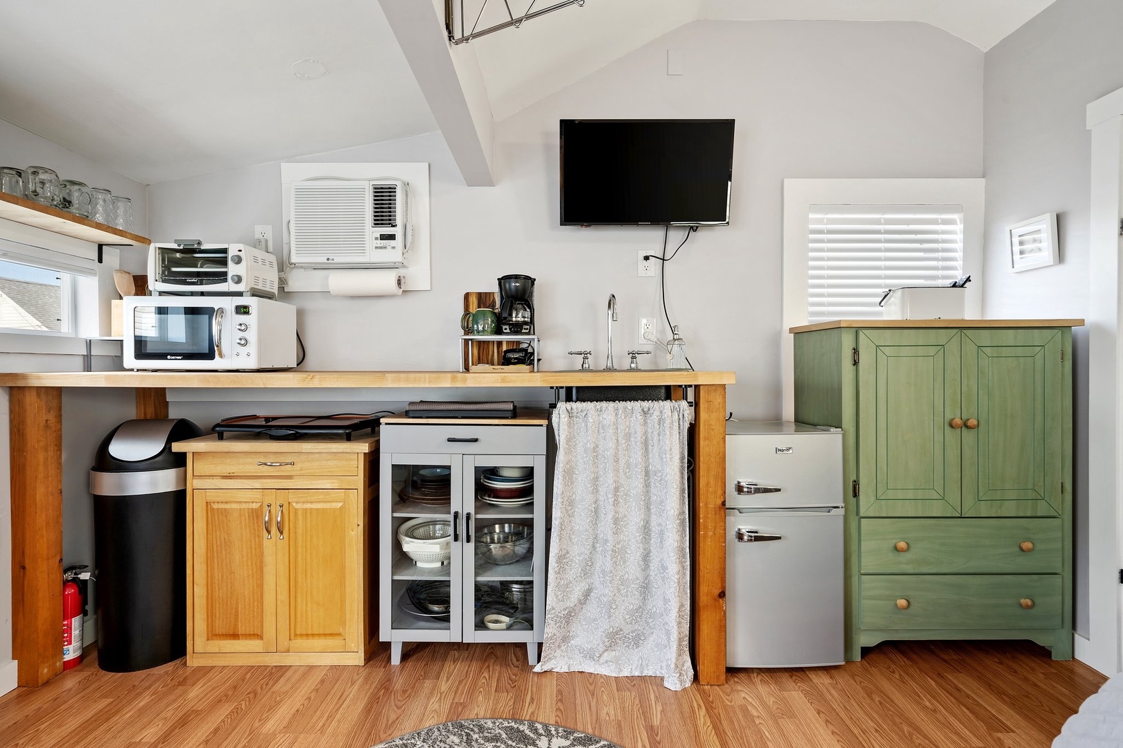 Leftovers & snacks are just an arms’ length away in the efficient kitchenette