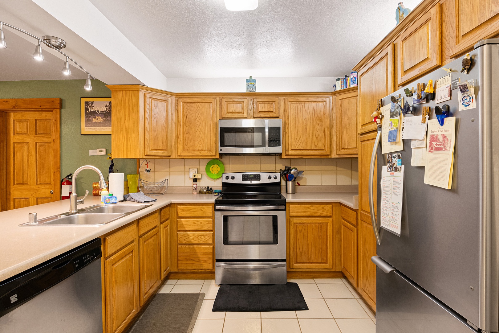 Enjoy homemade meals with the help of the fully equipped kitchen