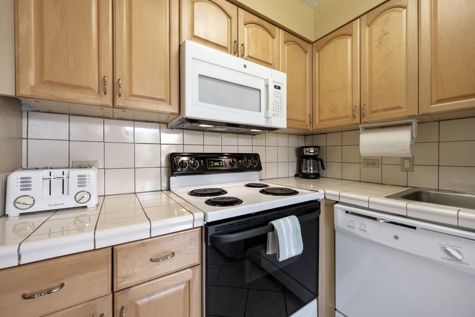 Equipped kitchen with coffeemaker, toaster, electric stove and more!