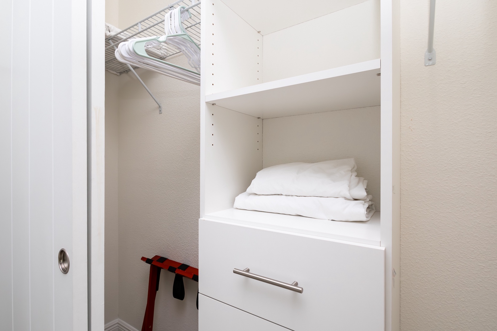 This 2nd floor bedroom suite offers two plush twin beds ensuite & smart TV