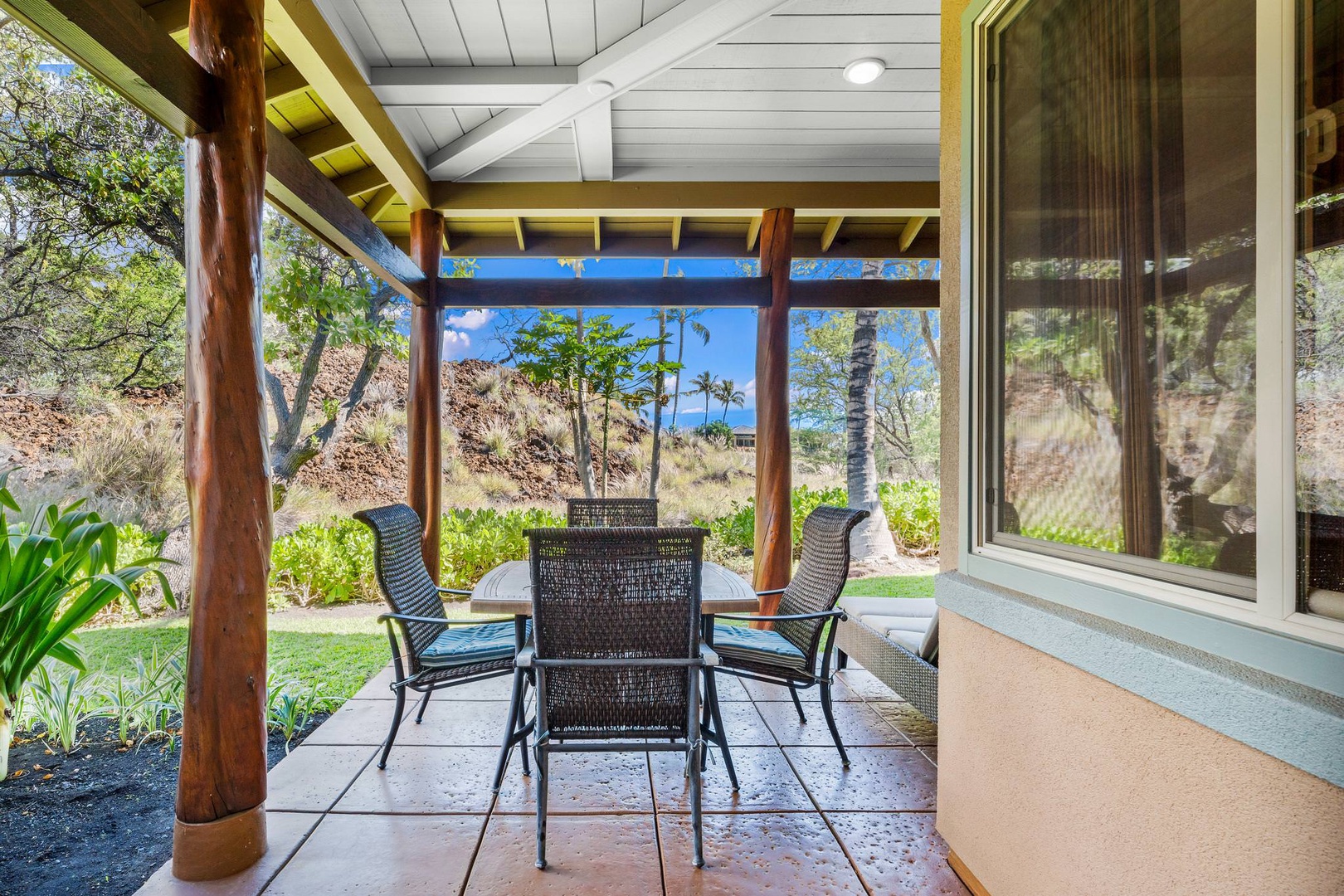 Private lanai with seating