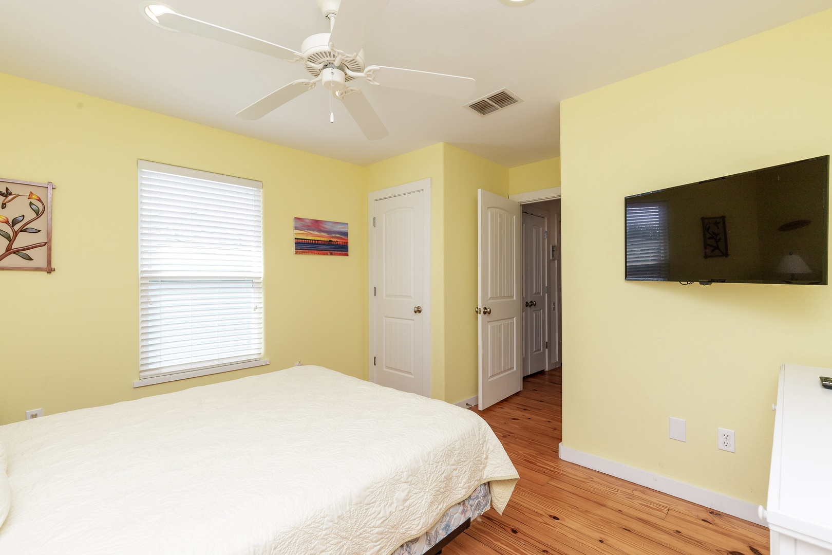 This cheerful queen suite offers a private en suite, Smart TV, & ceiling fan