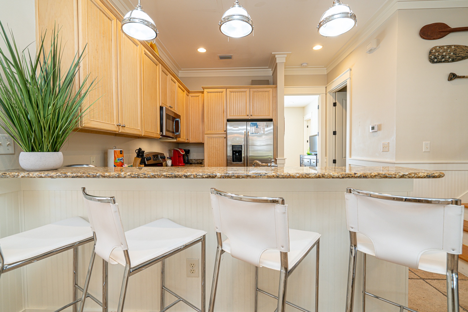 Grab a quick bite at the kitchen counter, with seating for 4
