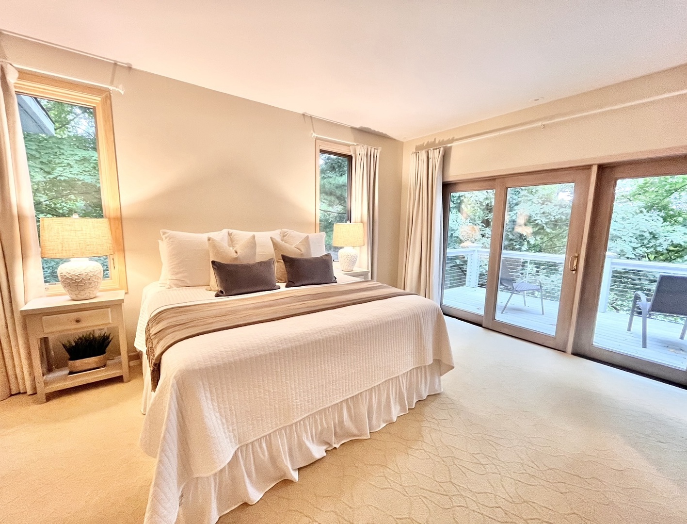 The main level king suite offers a private en suite & access to the back deck