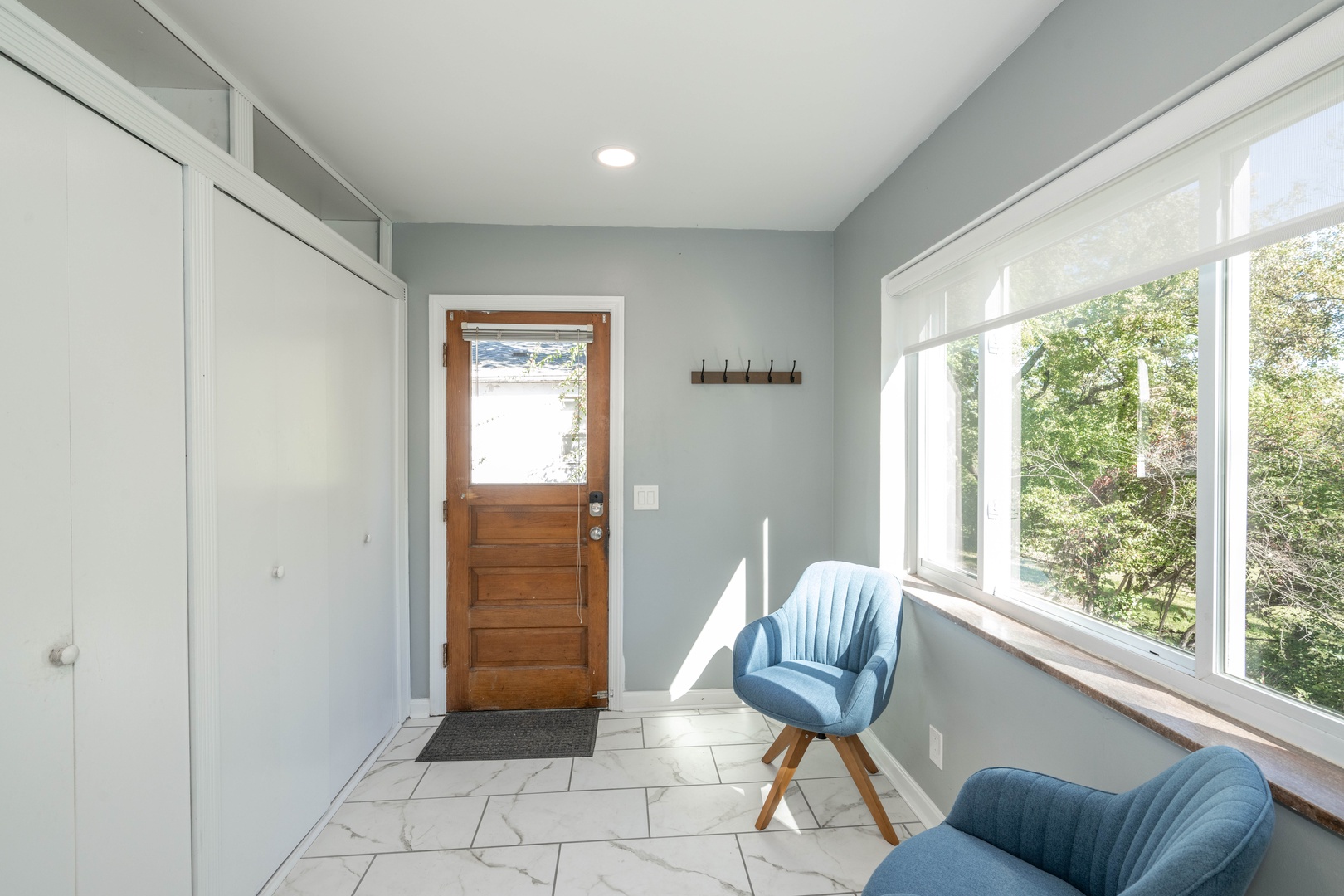 Keep bags & coats tucked away in the breezy mudroom