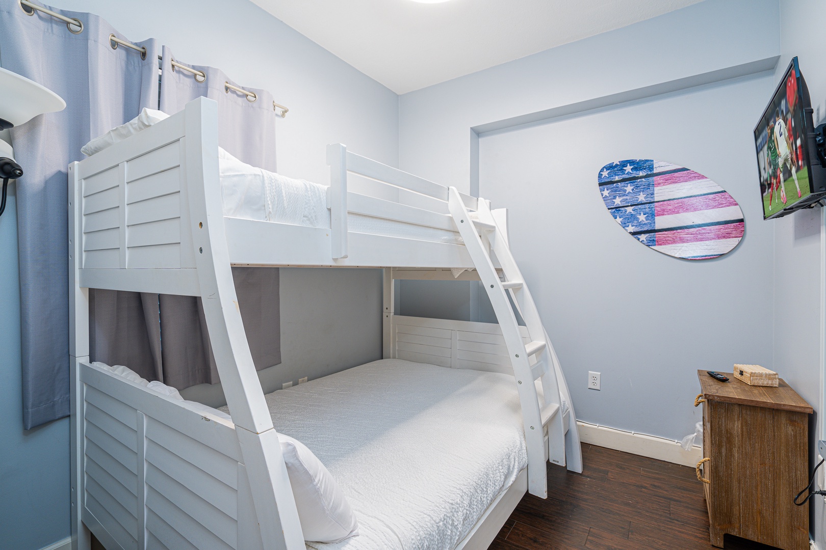 The alcove off the entryway offers a twin-over-queen bunkbed & Smart TV