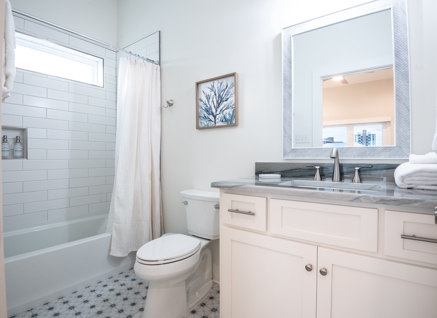 Bathroom 4 en-suite with shower/tub combo